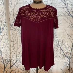 Torrid women’s size 0 top with lace detail. Like new.